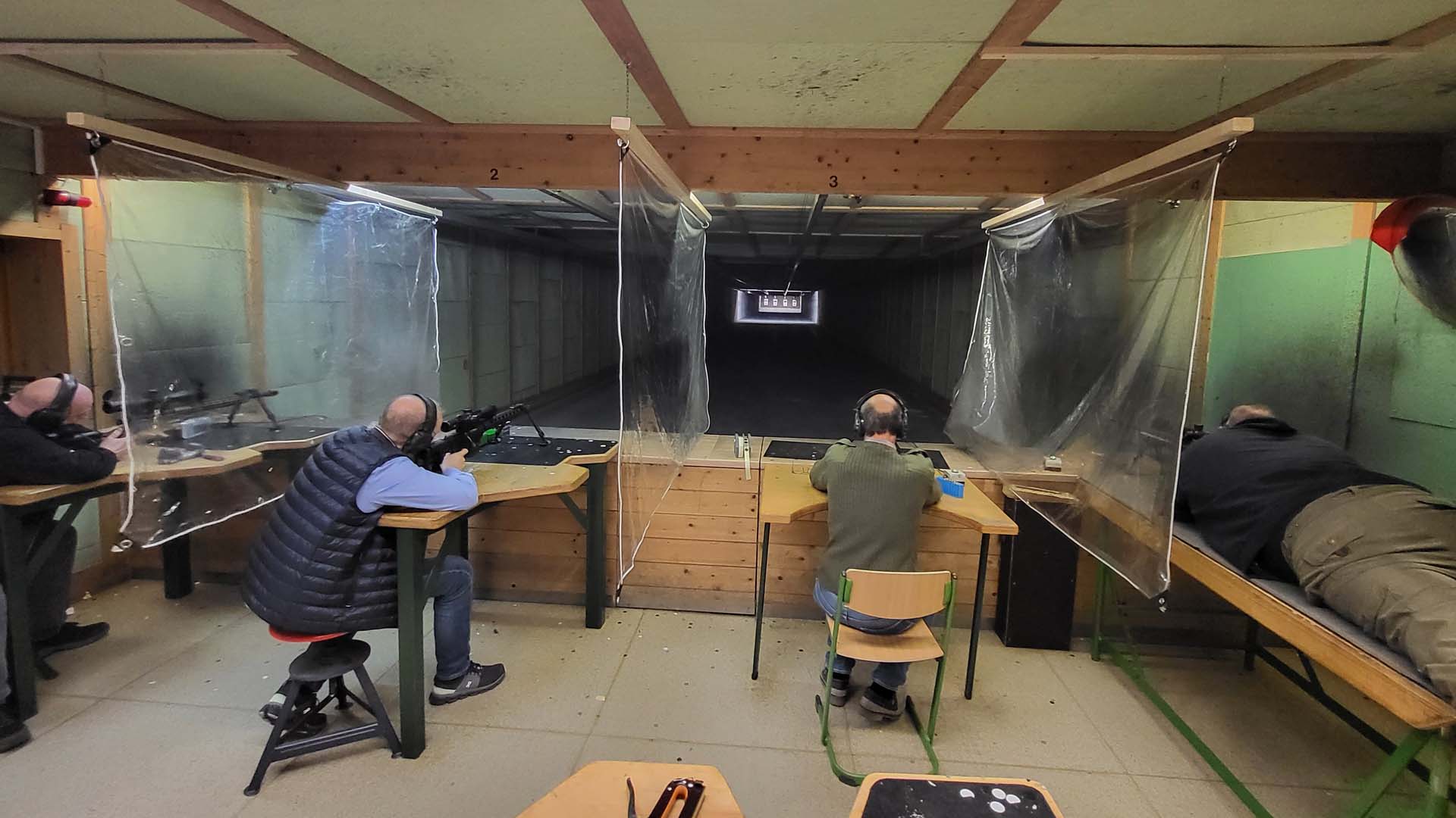 Auf vier Schützenständen kann sitzend oder liegend geschossen werden